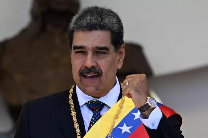 Maduro assina decreto de emergência para defender economia da Venezuela de tarifas de Trump.