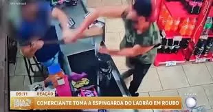 Comerciante surpreende ladrão e toma espingarda durante assalto no RS.