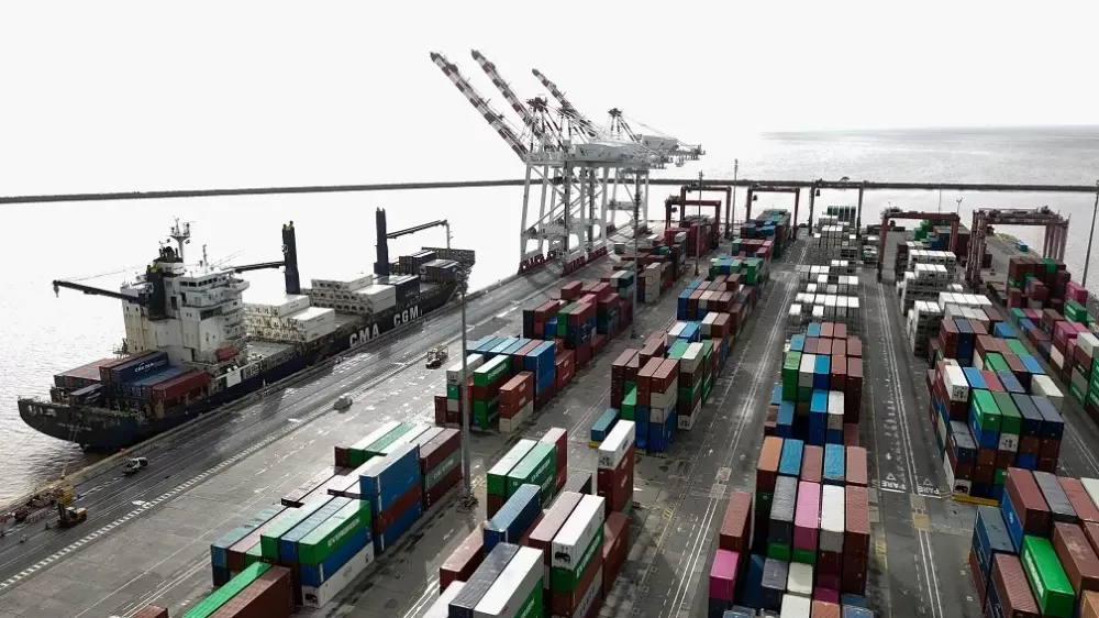 Trabalhadores argentinos iniciam greve de 24h contra medidas de austeridade de Milei.