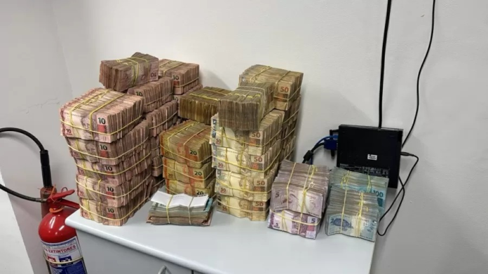 PF encontra quase R$ 1 milhão em dinheiro vivo com bispo e pastora ligados a prefeito investigado em Sorocaba.