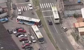 Ônibus são sequestrados e usados como barricadas na Zona Norte do Rio.