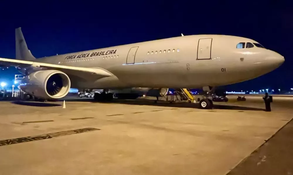 Governo disponibiliza aviões da FAB para ministros do STF sob sigilo, diz jornal.