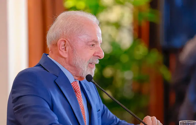 Lula critica tarifas dos EUA e diz que disputa com China virou “briga pessoal”.