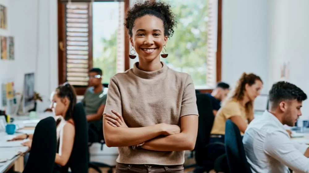 Contratações de aprendizes crescem mais de 20% no início do ano, com indústria à frente.