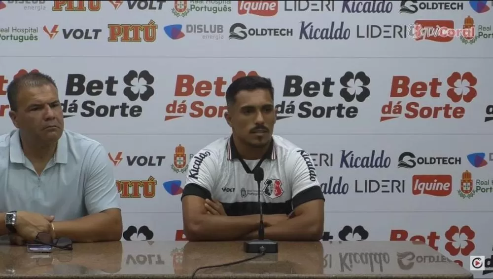 Santa Cruz apresenta meia Willian Júnior, que fala em briga pela titularidade: “Me sinto preparado”.