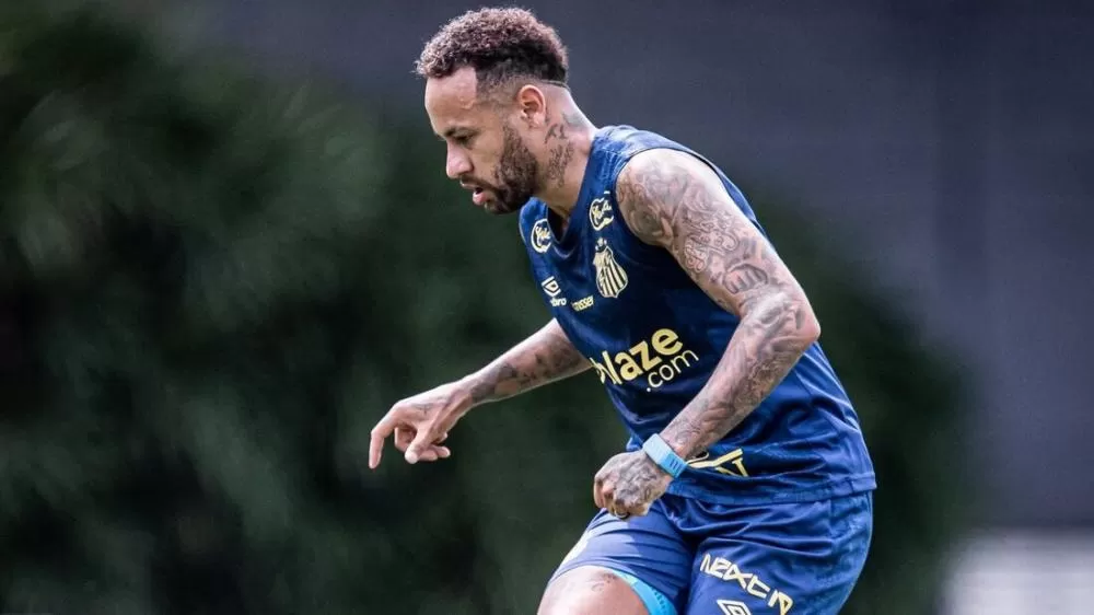 Neymar defende o Santos por 30 minutos em jogo-treino com o Água Santa: 'Me sentindo bem'.