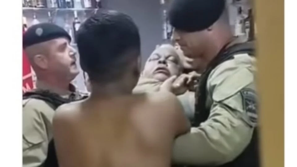 Trabalhador acusado de “olhar com maldade” recebe mata-leão de PM e desmaia.