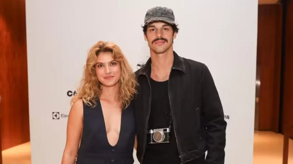 Decotada, Giovanna Grigio vai com namorado modelo e estilista à SPFW.