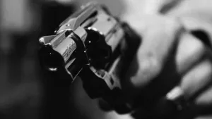 Homem é encontrado morto, algemado e com marcas de tiros dentro de casa na Zona Sul do Recife.