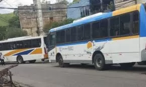 Oito ônibus são sequestrados e usados como barricadas em Piedade, na Zona Norte do Rio.