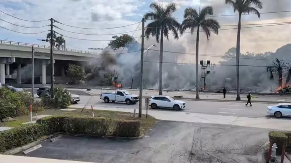 Avião de pequeno porte cai na Flórida.
