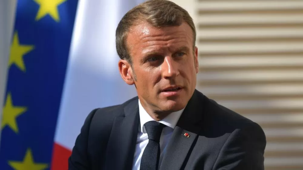 Macron nega o Hamas em quatro línguas.