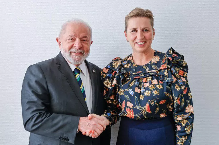 Presidente Lula recebe telefonema da primeira-ministra da Dinamarca.