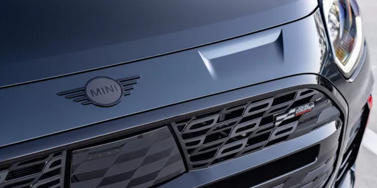 Mini John Cooper Works estreia no Brasil com design ousado de tirar o fôlego.