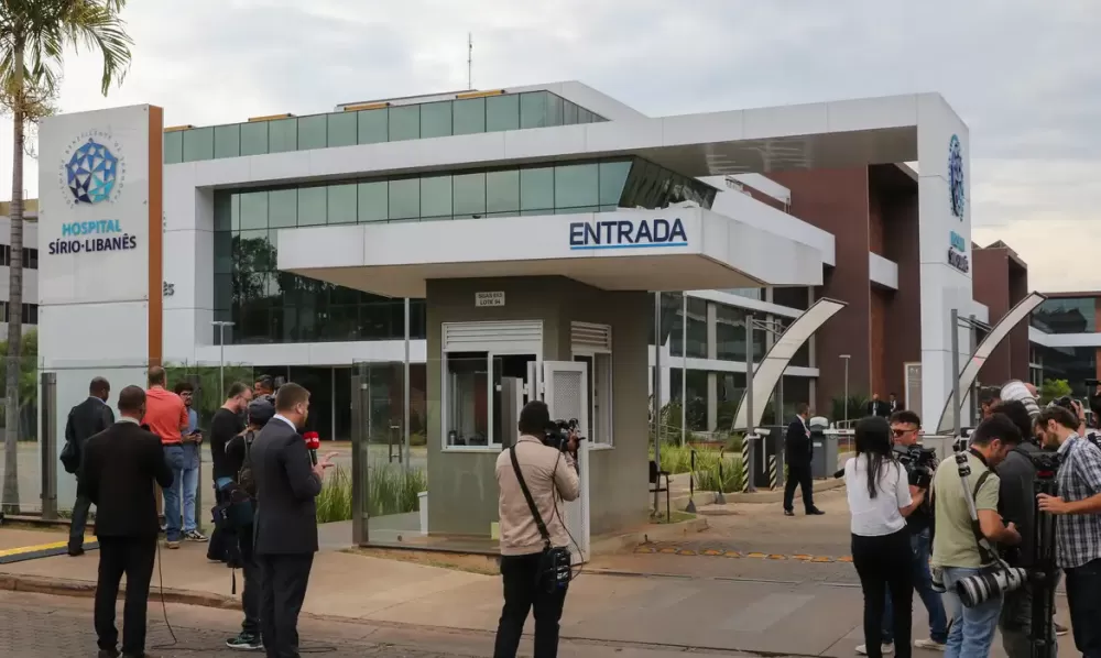 Lula passa por cirurgia em São Paulo para drenagem de hematoma.