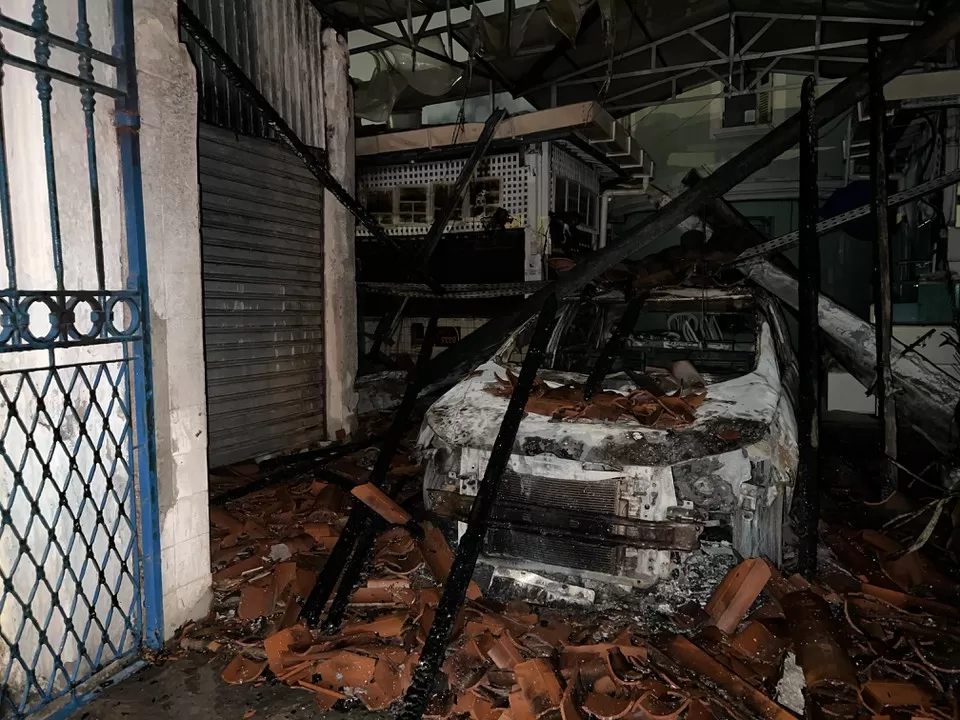 Incêndio atinge parte do Mercado da Madalena e danifica boxes.