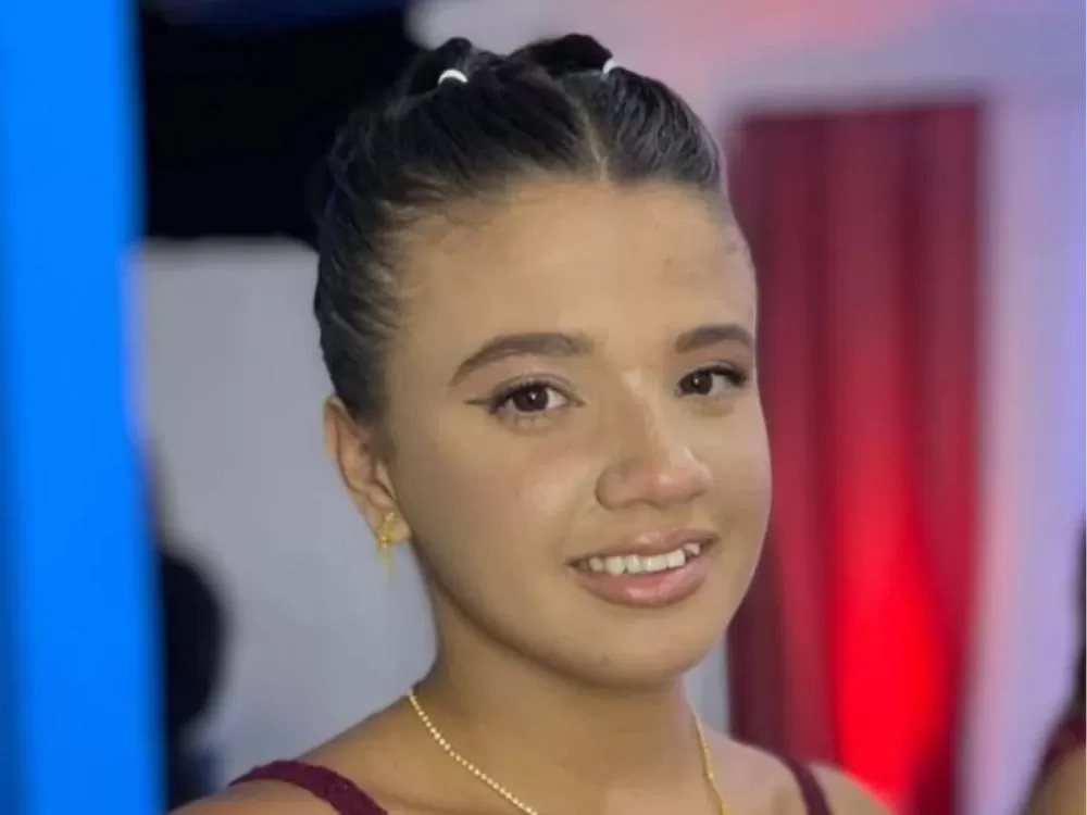 Jovem de 15 anos morre eletrocutada após tirar celular da tomada depois do banho.