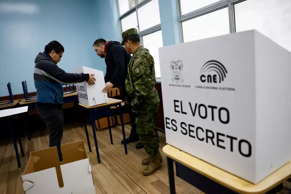 Equador realiza segundo turno disputado entre esquerda e direita neste domingo.