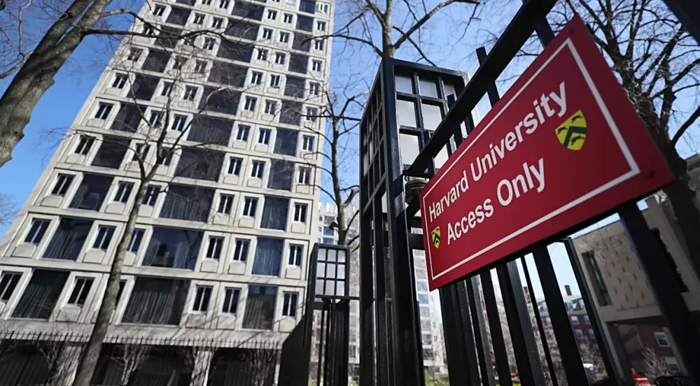 Medo em Harvard e no MIT após EUA revogarem visto de mais de 500 estudantes.