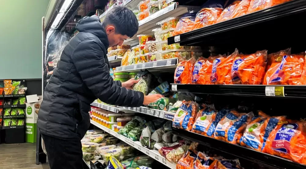 Confiança do consumidor dos EUA se deteriora em abril.