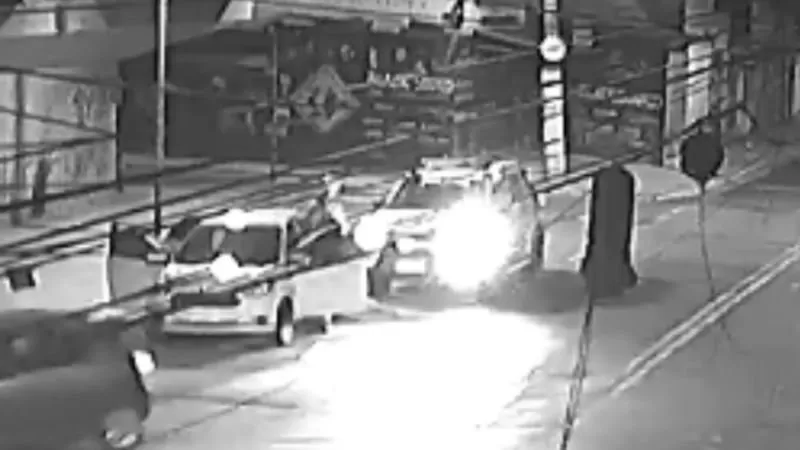 PMs são flagrados descendo de viatura e roubando placa de carro; ASSISTA.