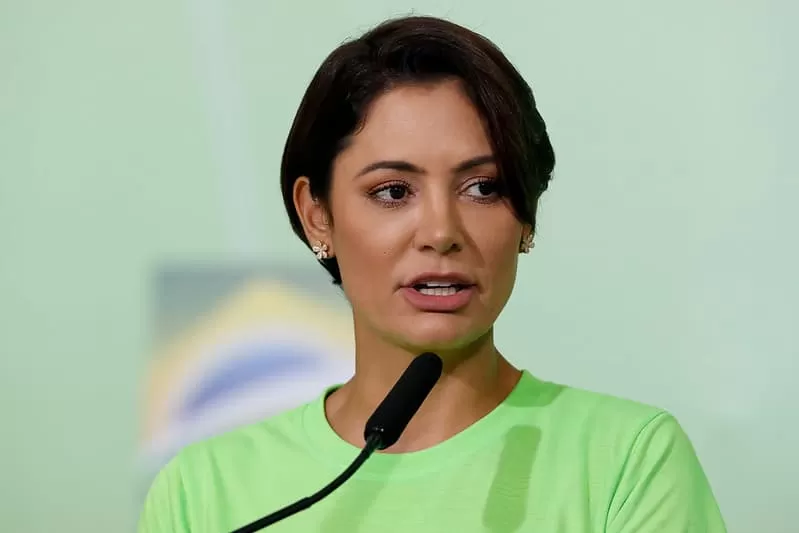 Michelle fala em “cirurgia longa” de Bolsonaro no intestino após conversar com médicos.