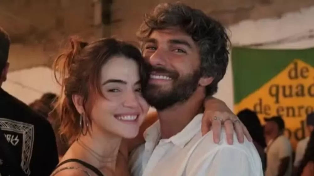 Discretos, Maria Clara Senra e Hugo Moura posam coladinhos em fotos.