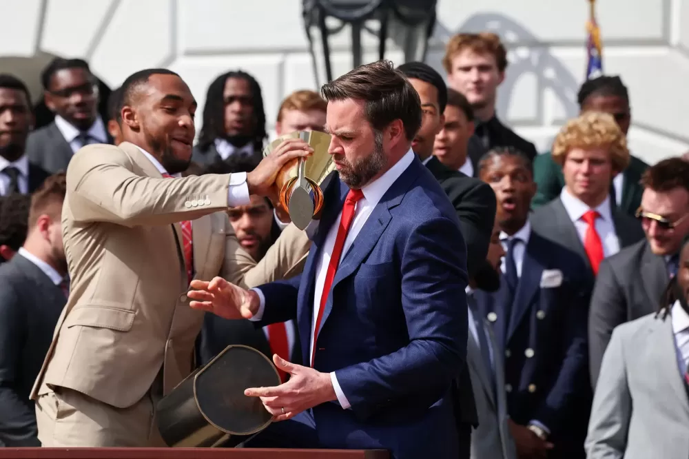 Assista: JD Vance deixa cair troféu de time de futebol americano na Casa Branca.