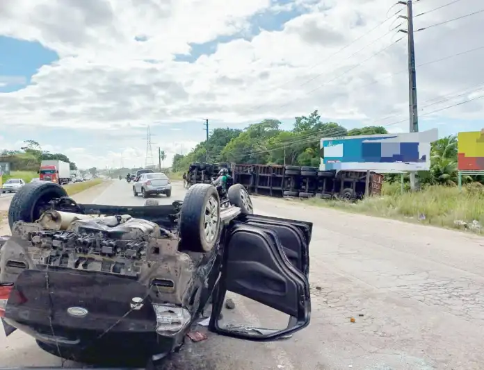 Acidente entre carro e caminhão complica o trânsito na BR-101 em Jaboatão.
