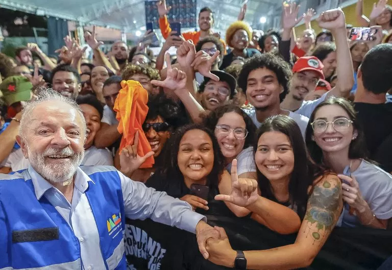 'Sala de aula é sala de sonhos', diz Lula ao inaugurar campus da UFF em Campos dos Goytacazes.
