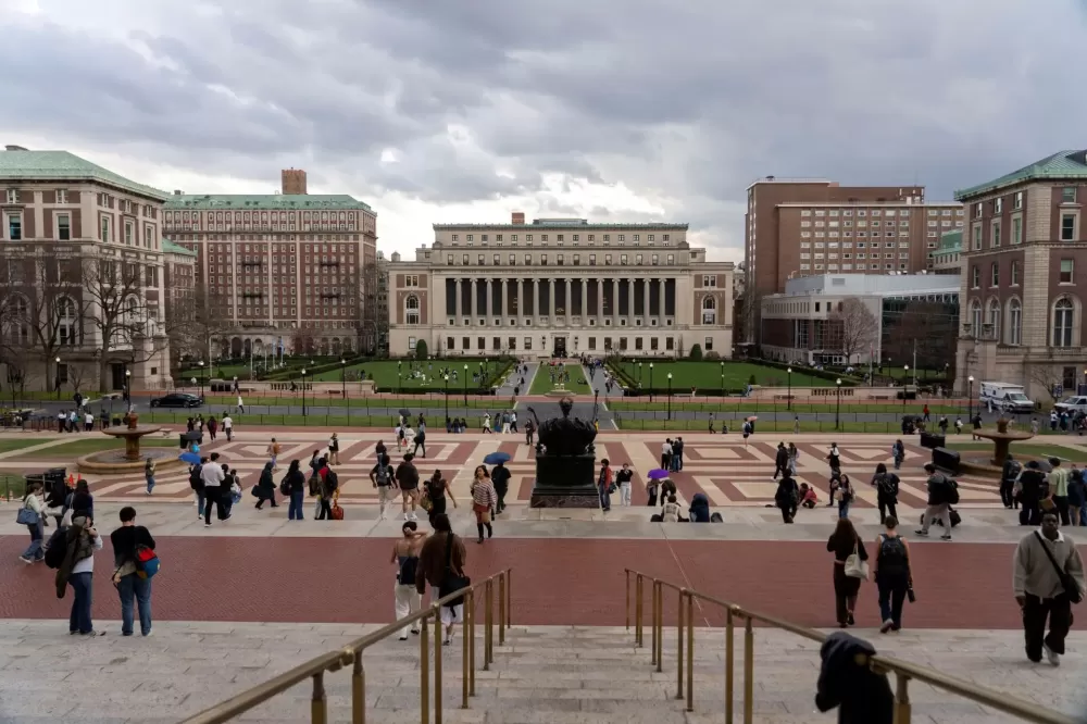 Universidades dos EUA sob pressão financeira: entenda a guerra cultural de Trump.