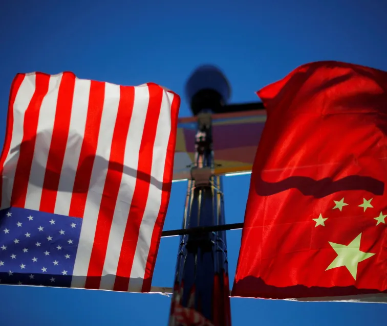 Brasil bate recorde comercial com China e EUA em meio à guerra tarifária.