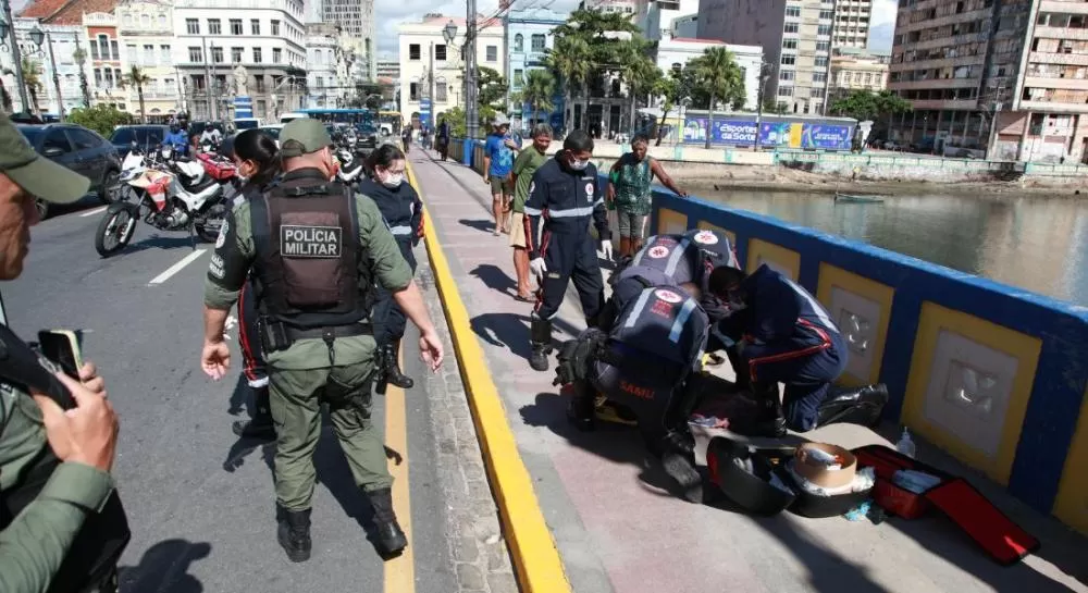 Jovem é esfaqueado em assalto na Ponte Maurício de Nassau, no Bairro do Recife.
