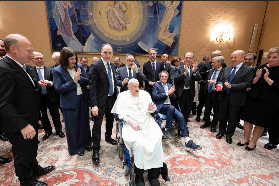 Papa Francisco agradece aos médicos que salvaram sua vida em reunião no Vaticano.