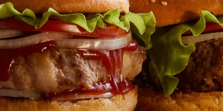 Rede de fast food decreta falência após demissão em massa.