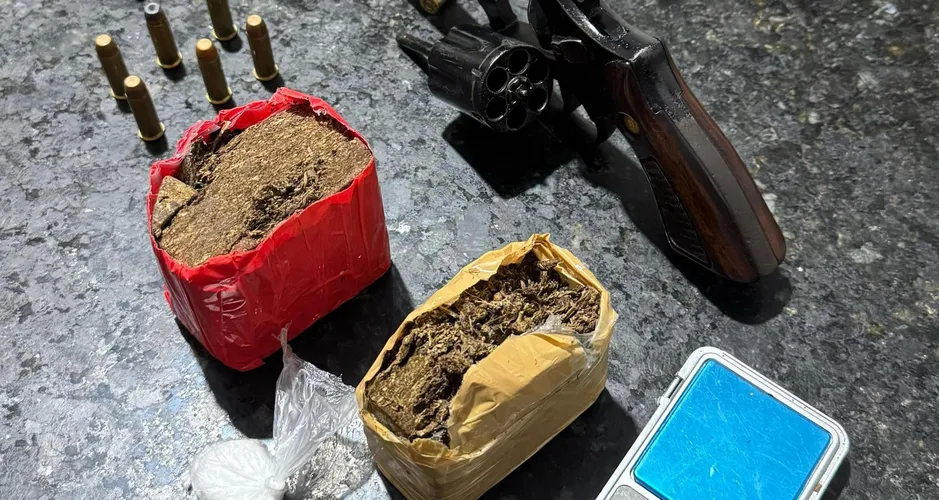 Polícia prende dois homens por tráfico de drogas e porte ilegal de arma em AL.
