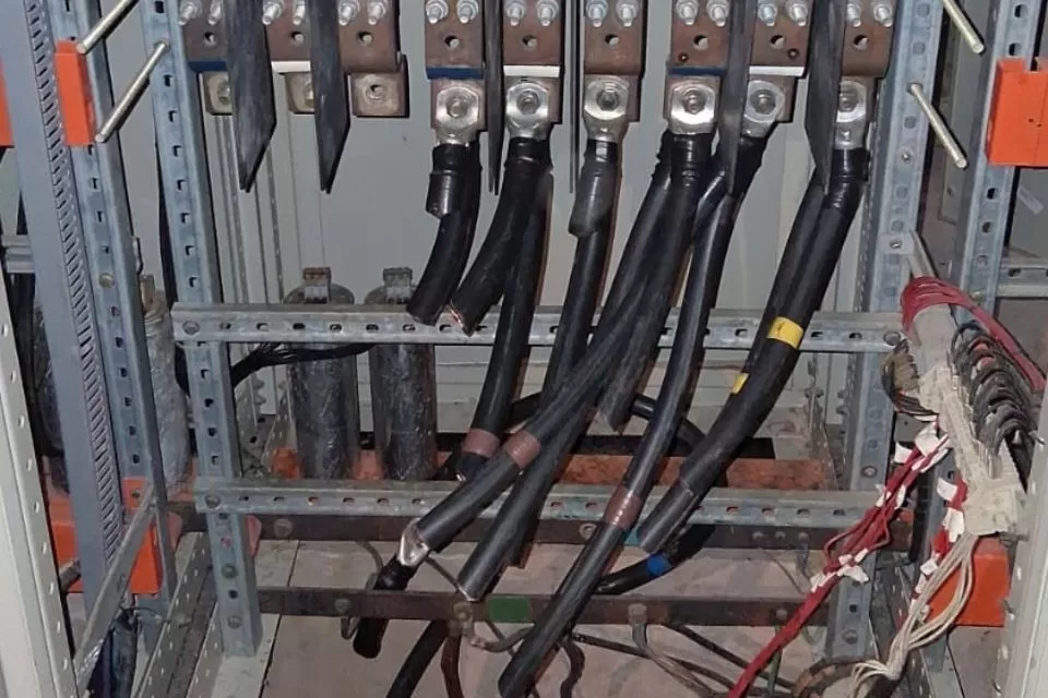 Homens armados rendem funcionários e assaltam unidade da Compesa; parte do Cabo e Ipojuca está sem água.