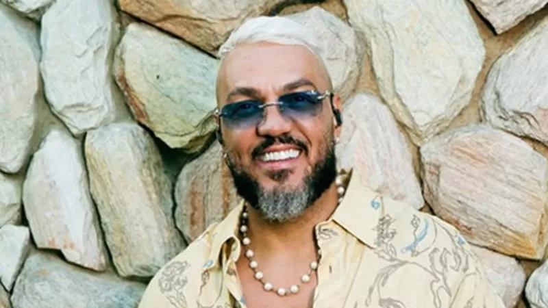 Belo surge em clima de romance com a namorada em foto inédita.