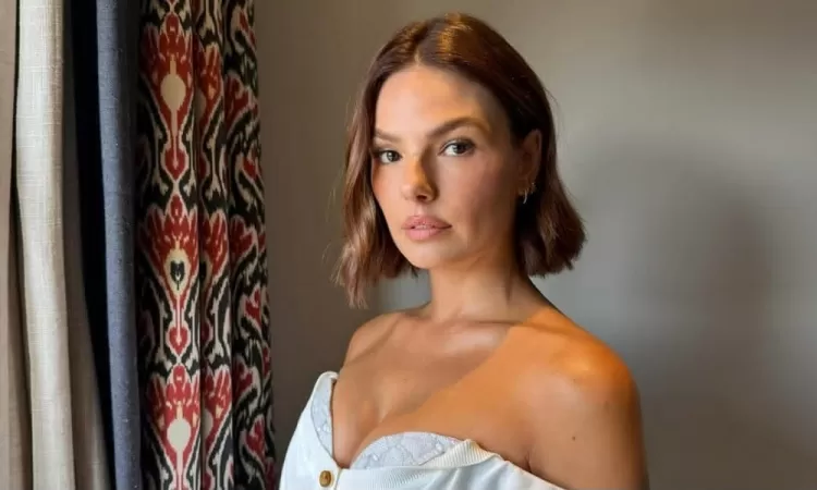 Isis Valverde exibe corpo tonificado à beira da piscina antes do casamento com Marcos Buaiz.