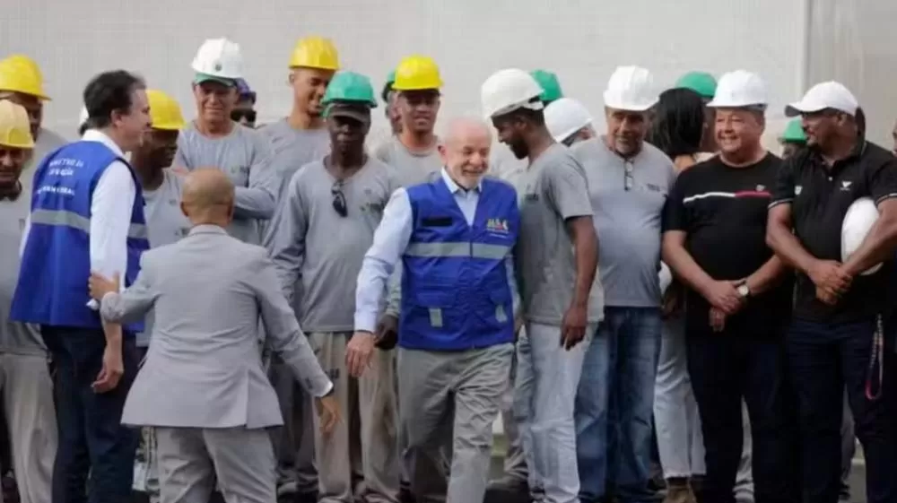 Homem é detido pela Polícia Federal após ofender Lula em visita ao interior do RJ.