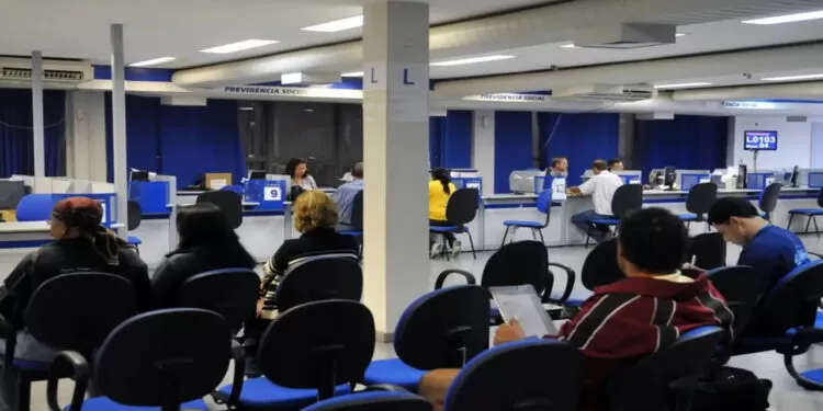 INSS anuncia programa de revisão para reduzir fila de benefícios.