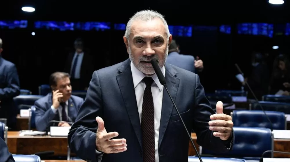 Ex-senador preso por importunação sexual deixa cadeia e cumpre prisão domiciliar.