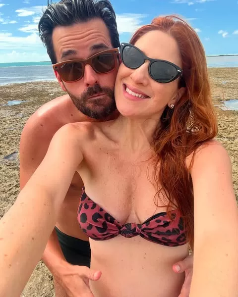 Grávida, Dani Calabresa posta sequência de cliques em viagem: 'Ariel por um dia'.