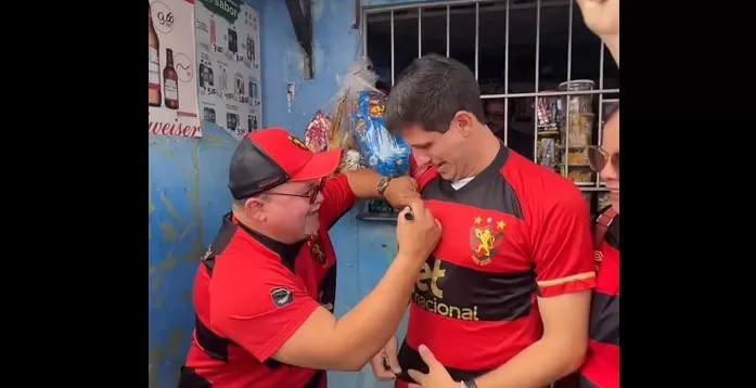 João Campos veste camisa do Sport após perder aposta para influenciador rubro-negro; veja.