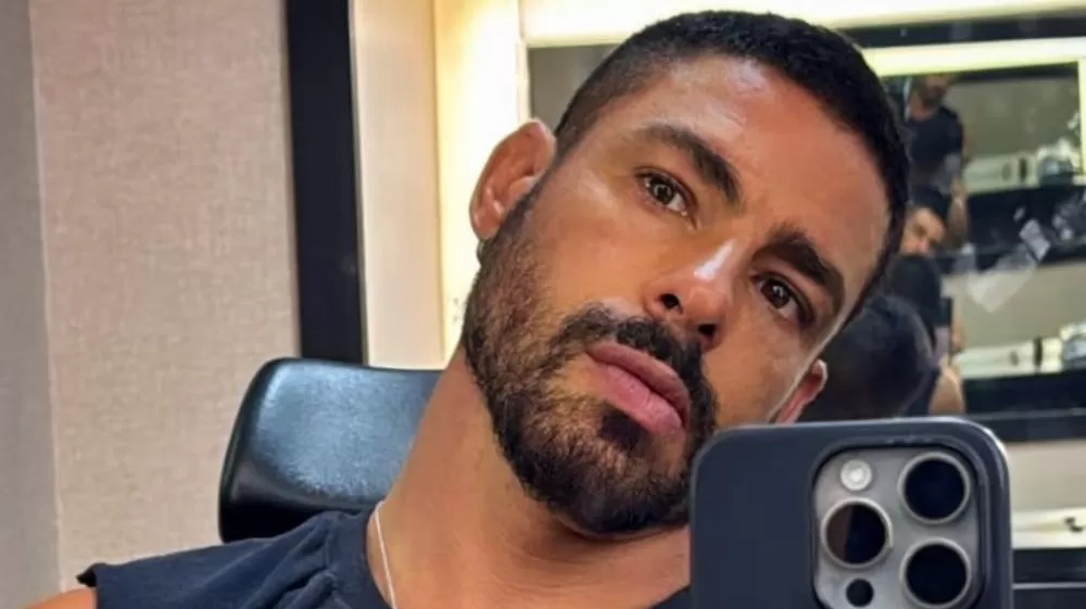 Cauã Reymond teria pedido para deixar novela após polêmicas.