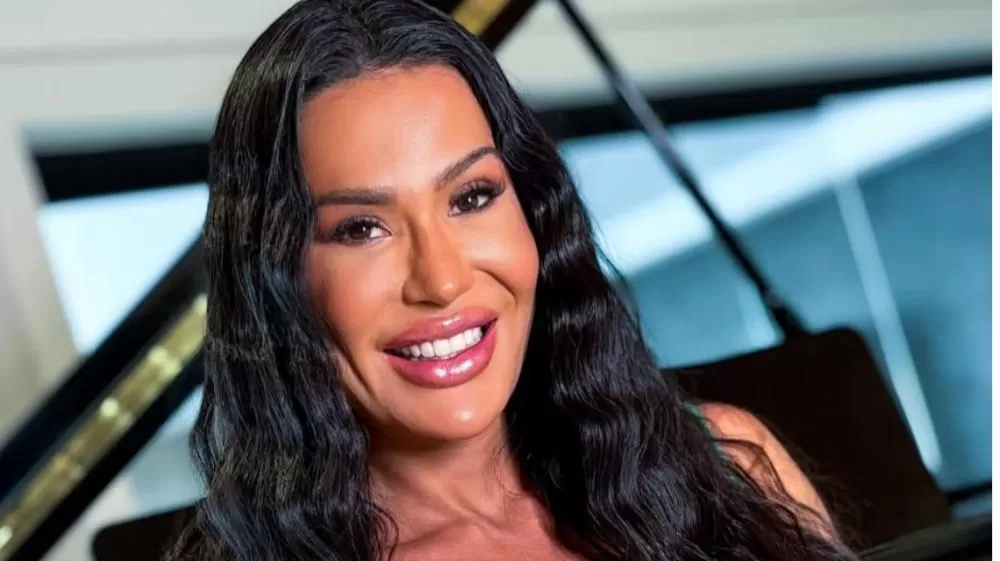 Bomba! UFRJ diz que Gracyanne Barbosa nunca se formou em direito.