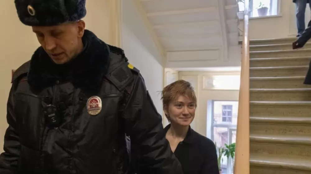 Jovem é presa na Rússia após chamar guerra de “criminosa” e citar poeta ucraniano.