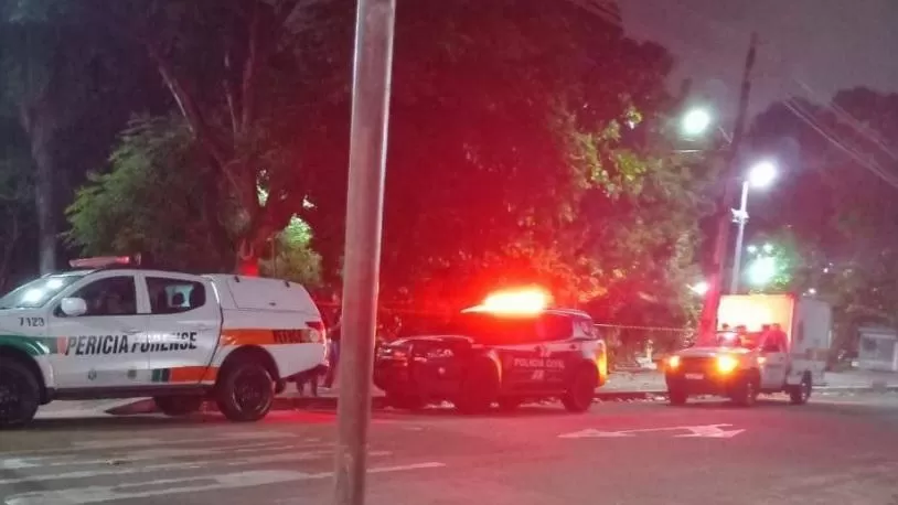 Homem é morto a tiros em praça na frente de batalhão da Polícia Militar, no Centro de Fortaleza.