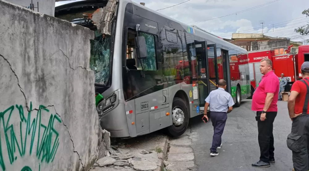 Ônibus desgovernado atinge muro de duas casas na zona norte de SP.