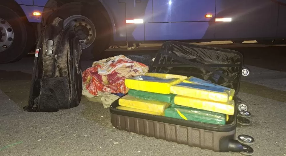 Quase 20 quilos de cocaína são apreendidos em Petrolina; droga estava em ônibus que ia para Natal.